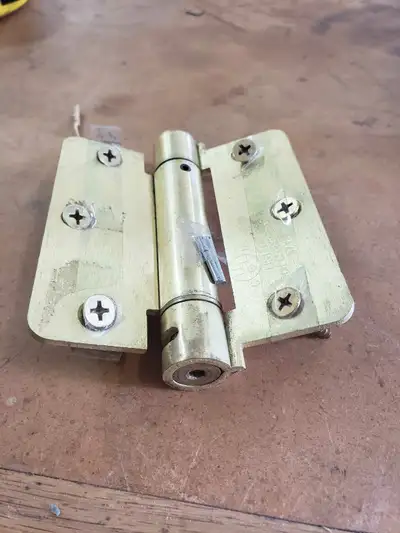 Penture a ressort pour porte