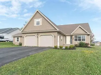 3 Bed + Loft. House for Rent - Stonington, Stratford. Everything Included. Bright and open 3 bedroom...