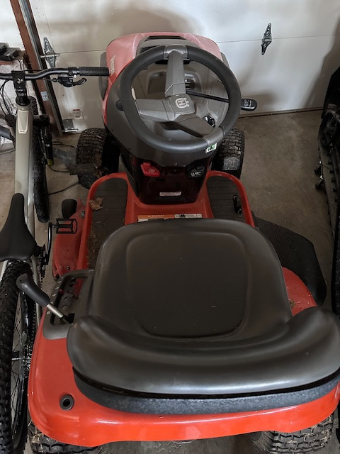 2013 Husqvarna YTH21K42 Riding Mower in Other in Sault Ste. Marie - Image 2