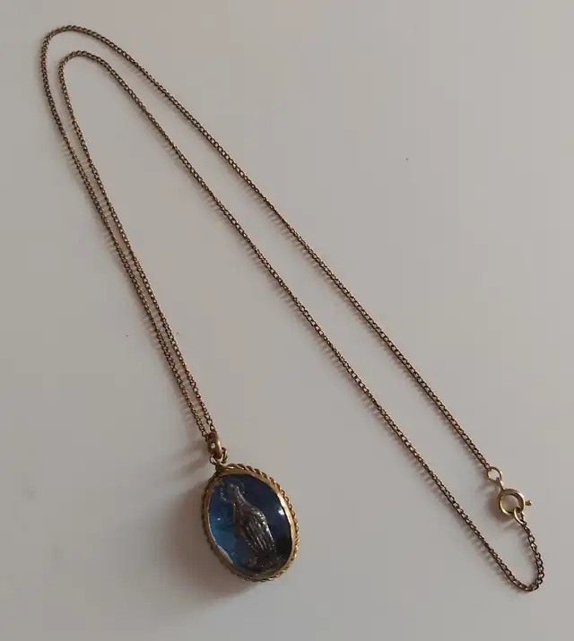 Vintage ST. ANNE DE BEAUPRE Shrine Domed Pendant Medallion Chain in Jewellery & Watches in Hamilton - Image 2