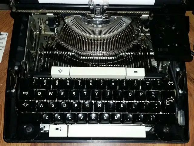 Smith Corona electric typewriter, with original case, cartridges in General Electronics in Owen Sound - Image 8