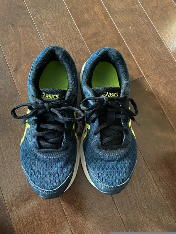 Selling Asics & Under Armour runners - Size 3.5 in Kids & Youth in St. Albert - Image 4