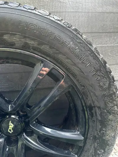 Quatres mags noirs avec pneus 245/60R18 (les pneus sont usés). Ils étaient utilisés sur un Ford Expl...
