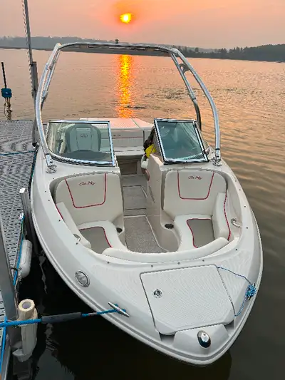 Beautiful condition, 5.7 litre 350 MAG MPI 300 hp Mercruiser with 88 original hours, Alpha 2 drive w...