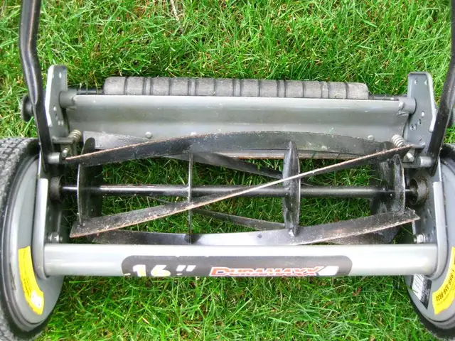 Duramax 16" Hand Push Lawn Mower Manual Push Reel Mower in Lawnmowers & Leaf Blowers in Kitchener / Waterloo - Image 5