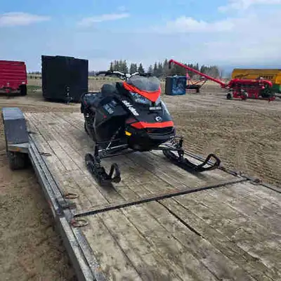 Description in photos Ask me questions!! Low km pretty much a brand new sled have receipt/ proof for...