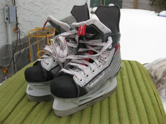 Youth EASTON Stealth S17 Ice Hockey Skates Size 11.5 EE VGC in Hockey in Winnipeg - Image 4