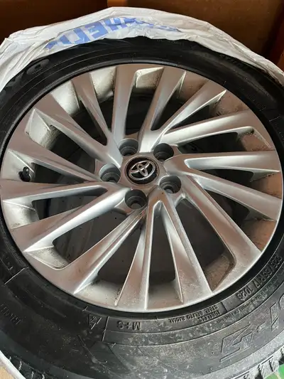 These OEM Toyota rims come equipped with winter tires, sized 225/65R17 102S, perfect for providing t...