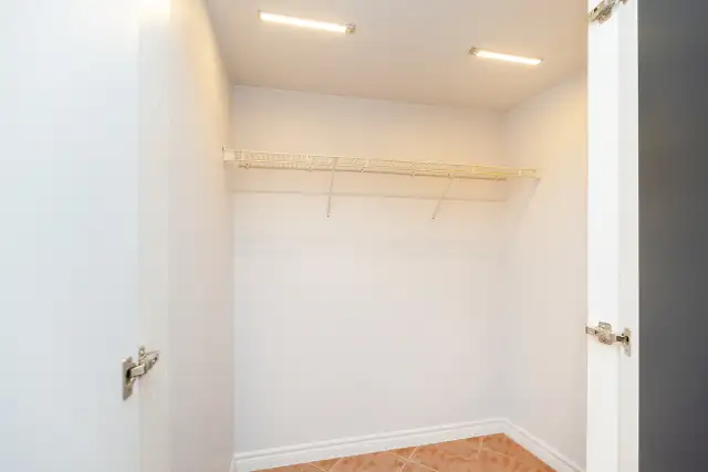 Mississauga Condo Available Immediately For Sale in Condos for Sale in Mississauga / Peel Region - Image 9