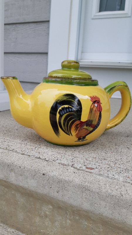 LARGE REDWARE POTTERY HAND DECORATED ROOSTER 6 CUP TEAPOT in Arts & Collectibles in Ottawa - Image 2
