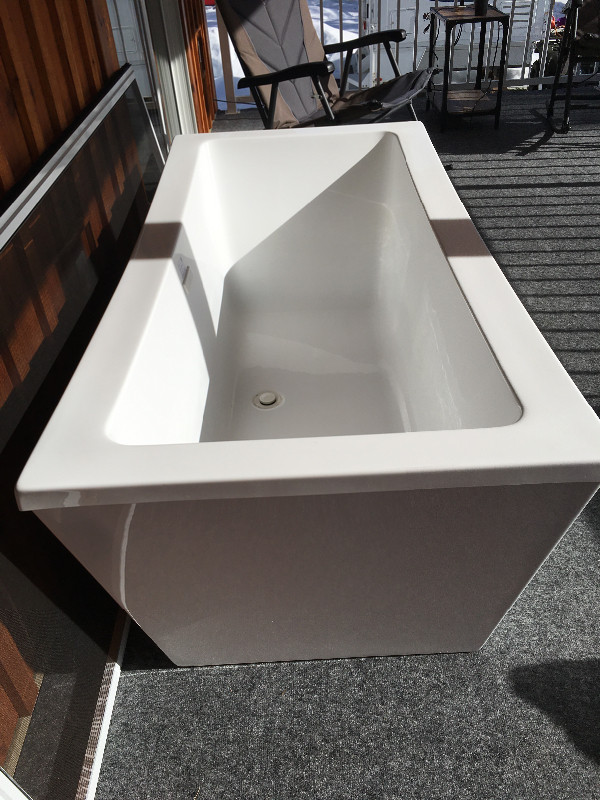 Used freestanding tub and faucet dans Plomberie, éviers, toilettes et bains  à Whitehorse