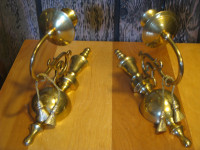 Deux chandeliers muraux en cuivre.