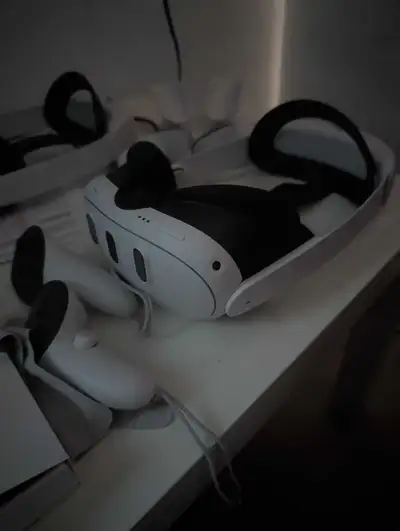 Je vends mon casque Meta Quest 3, un appareil de réalité virtuelle immersif en excellent état de fon...