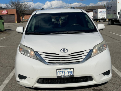 2016 Toyota sienna minivan 