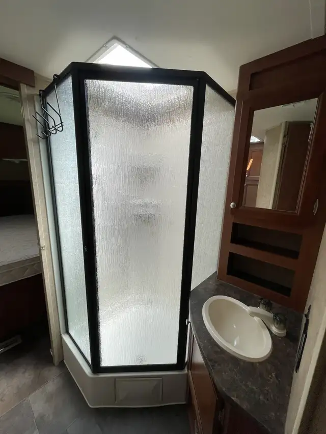 Coleman 260RL 30' Travel Trailer with pristine interior in Travel Trailers & Campers in Revelstoke - Image 7