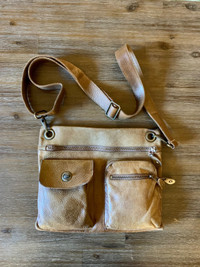 ROOTS Tribe Collection, Crossbody Bag , Leather, MINT condition!