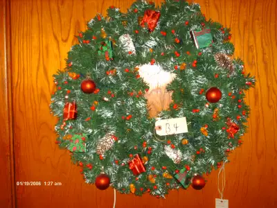 B4 Magnifique couronne de Noël très dense avec cocottes et baies rouge illuminées avec 35 led jaune...
