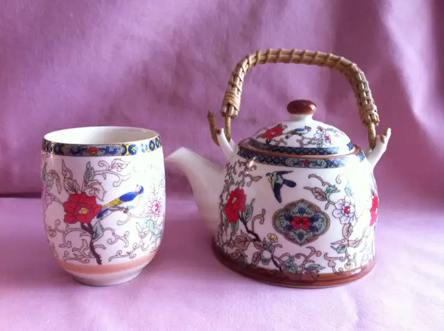 VINTAGE AISAN TEA POT AND CUP in Arts & Collectibles in Barrie - Image 2
