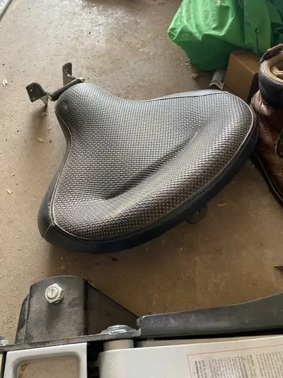 Original seat from police special. Missing the air shock and tank, because it leaked. Can be fitted...