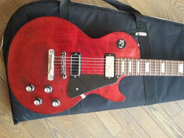 Gibson Les Paul (Studio 70's Tribute) 2012 couleur Satin Cherry dans Guitares  à Ouest de l’Île - Image 2