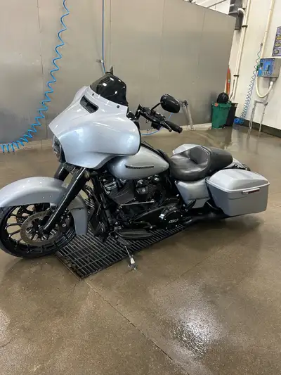 2019 street glide special 114 28,xxx km Some goodies such as -Led lights -Rockford stereo and amp wi...