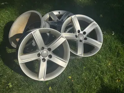 These used Audi 17-inch alloy wheels are perfect for your winter setup, featuring a 7.5Jx17 ET 28 sp...