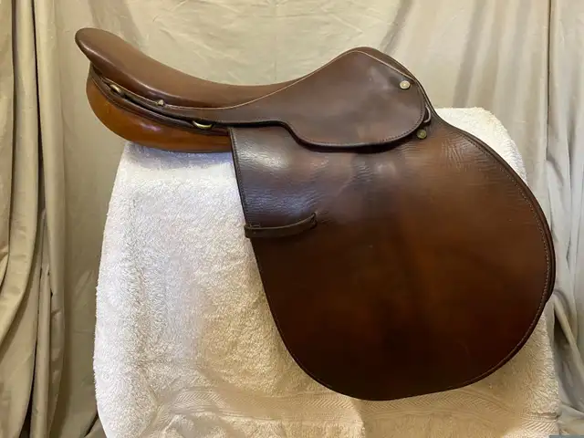 16 1/2” Crosby English Saddle for sale in Equestrian & Livestock Accessories in Penticton - Image 3