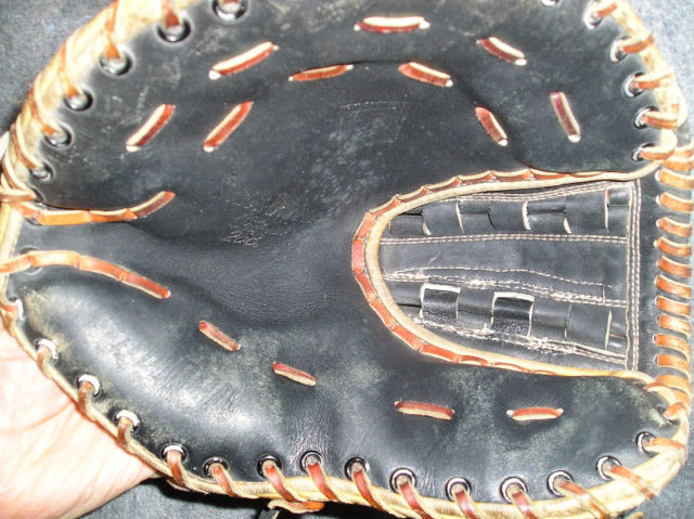 Baseball Gloves, RIGHT HAND (RH)), 11 inches in Baseball & Softball in City of Toronto - Image 3