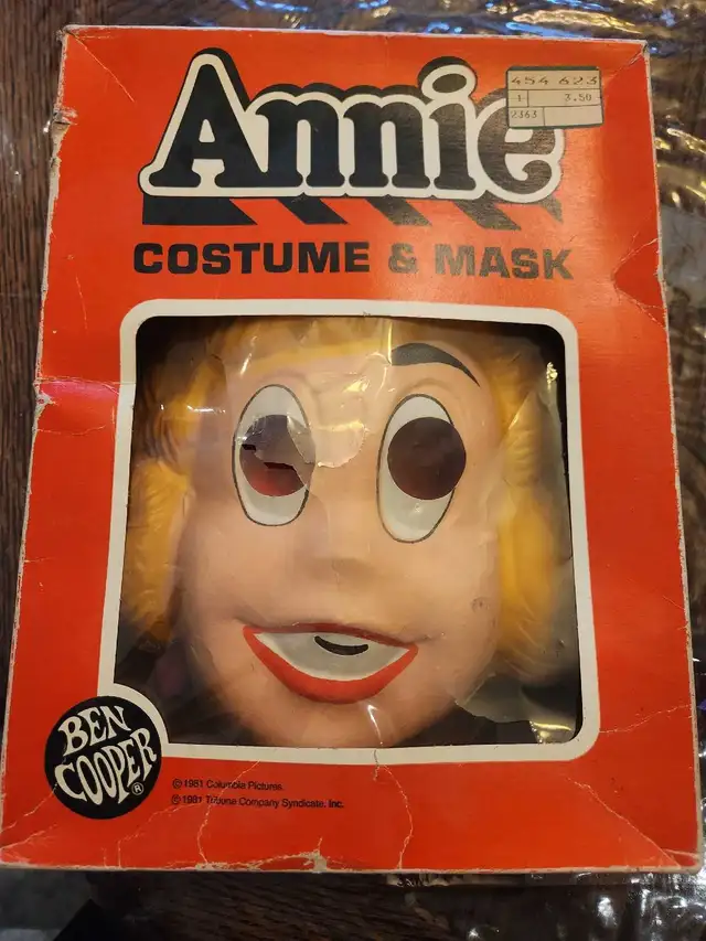 vintage original 1980s Ben Cooper Annie costume  in Arts & Collectibles in Stratford - Image 2