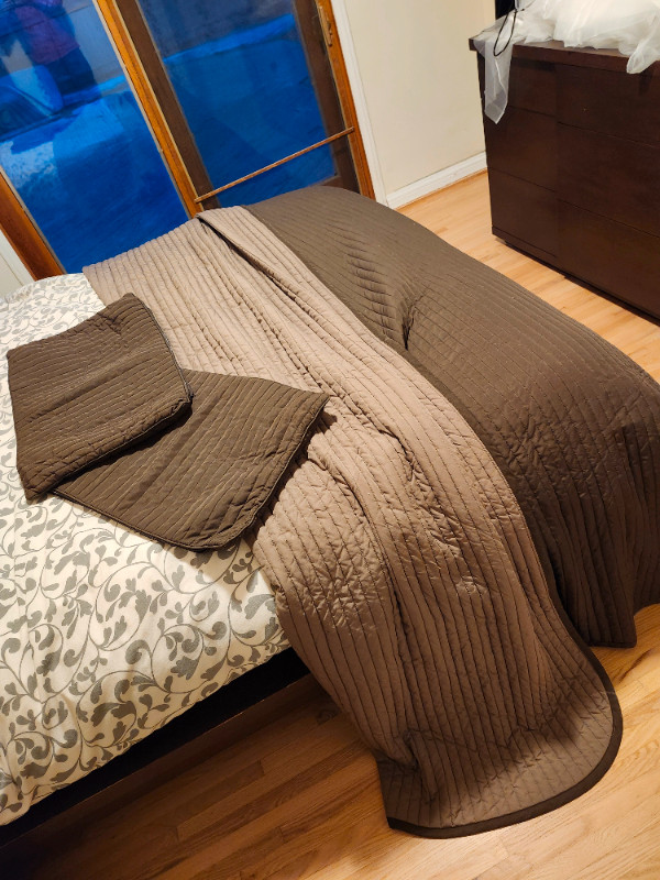 Bed Cover with 2 Pillow Shams dans Literie  à Winnipeg