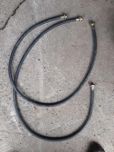 Voici deux boyaux de laveuse à linge robustes et fiables, parfaits pour remplacer vos anciens tuyaux...