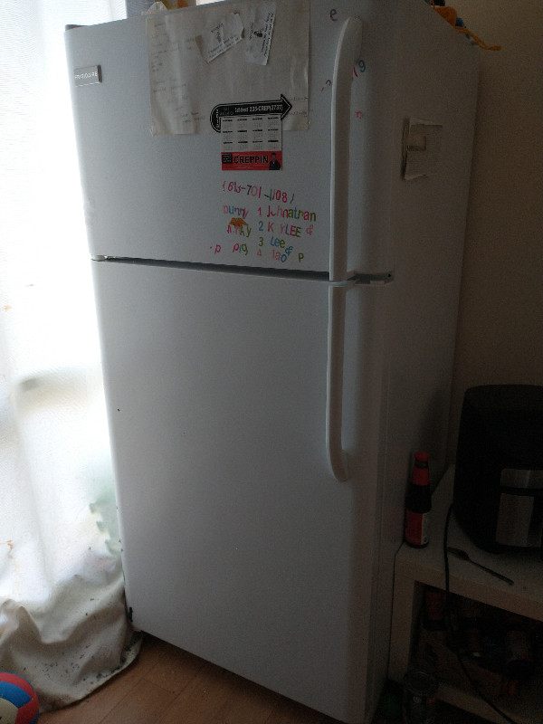 width frigidaire fridge (around 30 inches , height 60 inches) in Refrigerators in Ottawa - Image 4
