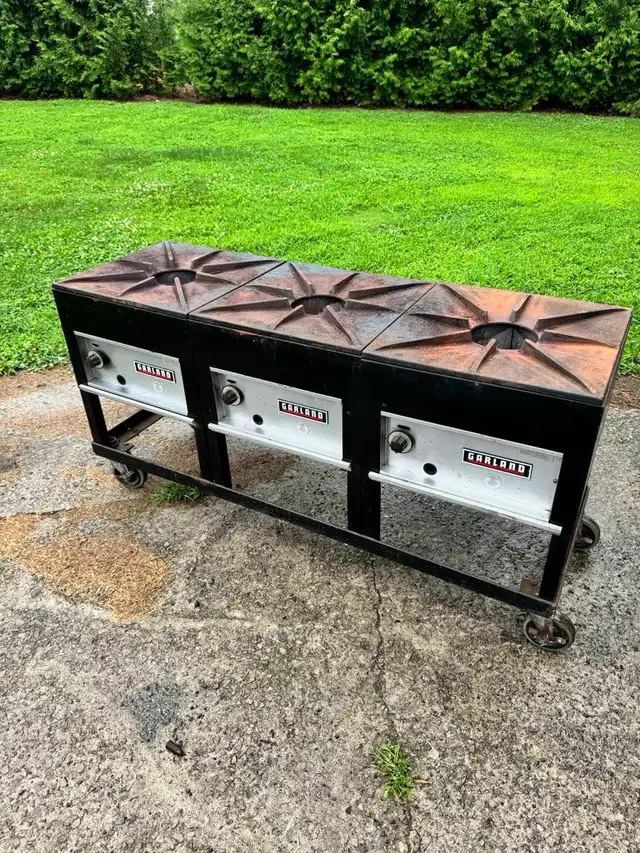Garland commercial 3 Burner unit on wheels - Natural gas in Industrial Kitchen Supplies in Norfolk County - Image 2