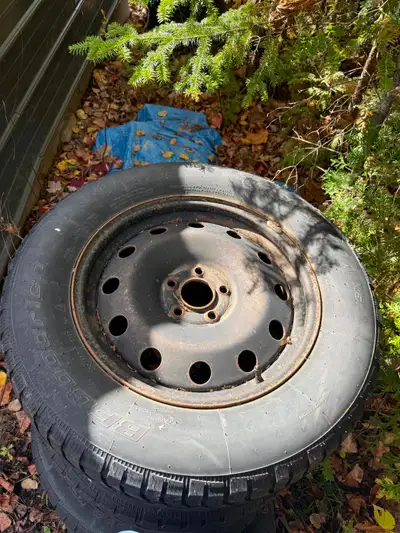 Set of four 17" black steel rims, came off a Hyundai Santa Fe. Bolt pattern 5x114.3 — fits a wide ra...