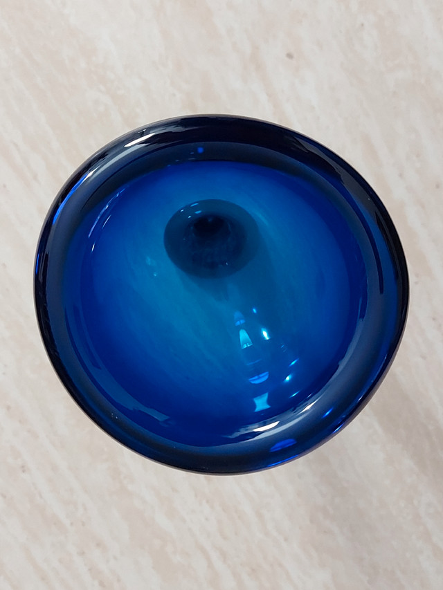 Cobalt Blue Glass Vase in Home Décor & Accents in Kingston - Image 3