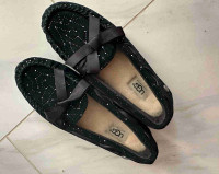 Selling new UGG girl size 1 sheepskin slippers