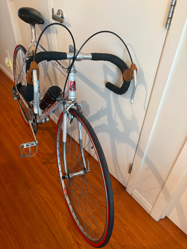 Impeccable Vélo Peugeot 12 vitesses dans Randonnée, ville et hybrides  à Ville de Montréal - Image 2
