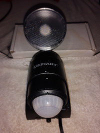 Defiant 180 Degree 1-Head Black Led Motion Sensing Battery Power
