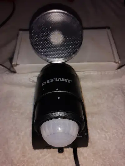 Defiant 180 Degree 1-Head Black Led Motion Sensing Battery Power Outdoor Flood Light BRAND NEW CONDI...
