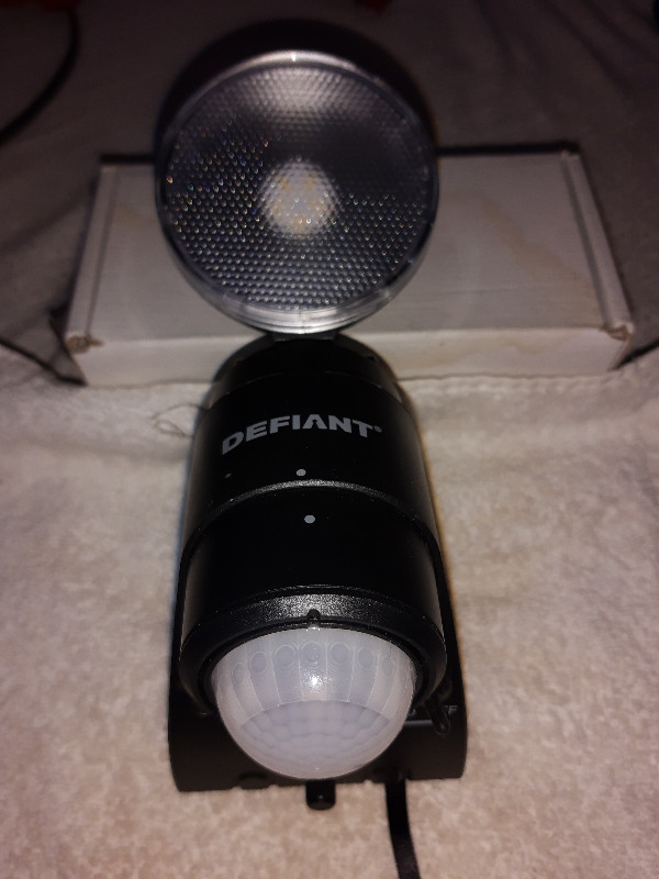 Defiant 180 Degree 1-Head Black Led Motion Sensing Battery Power in Outdoor Lighting in Vancouver