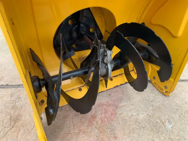 Gas Snowblower in Snowblowers in Mississauga / Peel Region - Image 3