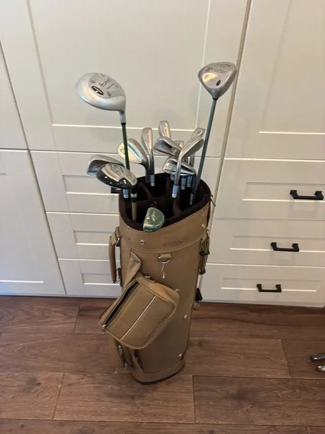 full set of women’s right golf clubs and bag  in Golf in Guelph - Image 5