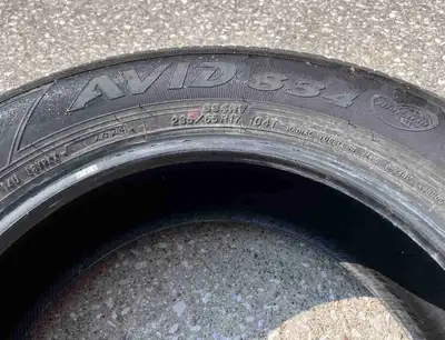 These tires have 2,880km. They came from a 2025 Pacifica Select. 3x Yokohama Avid S34RV 235/65R17 Li...