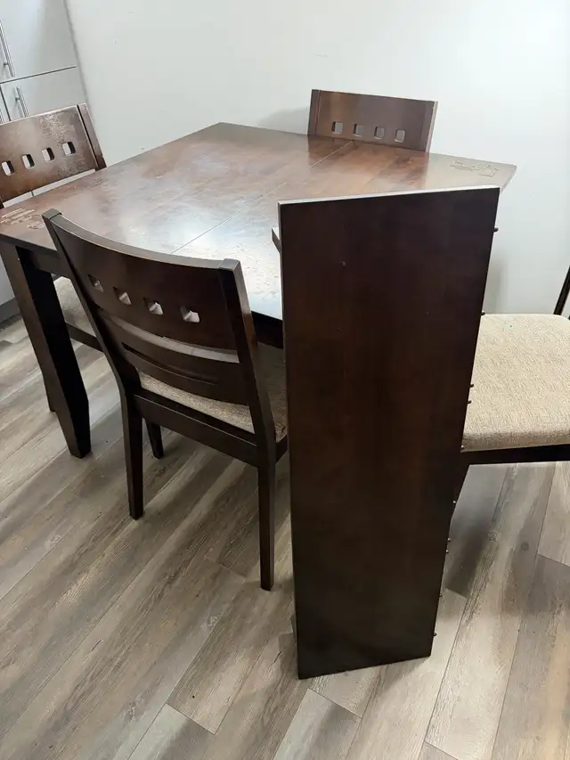 dining table in Dining Tables & Sets in Laval / North Shore - Image 3