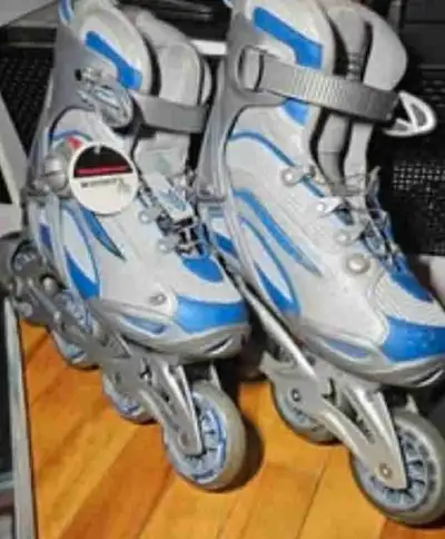 These RollerBlades pour femmes are great for outdoor skating! They are in used condition. Included a...