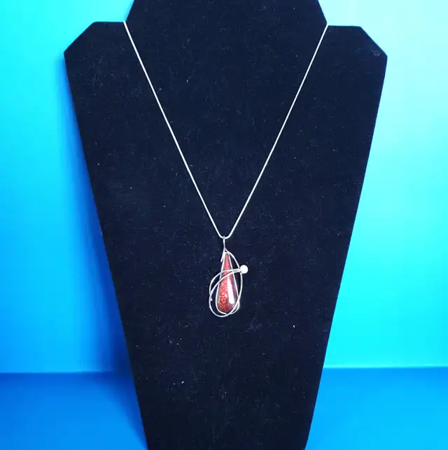 2’’ Elegant Vintage Sterling Silver Red Ammolite & Pearl Pendant in Jewellery & Watches in Calgary - Image 4