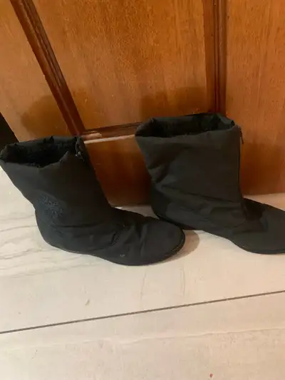 Black Women’s winter boots size 9, View more