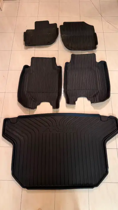 4 tapis d’hiver plus 1 bac de coffre (originaux pour HONDA HR-V) en caoutchouc avec les rebords haut...