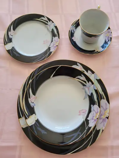 Ensemble d'assiettes Mikasa Chrisma noir 8 assiettes à diner (1 est ébréché) 8 bols à soupe 8 assiet...