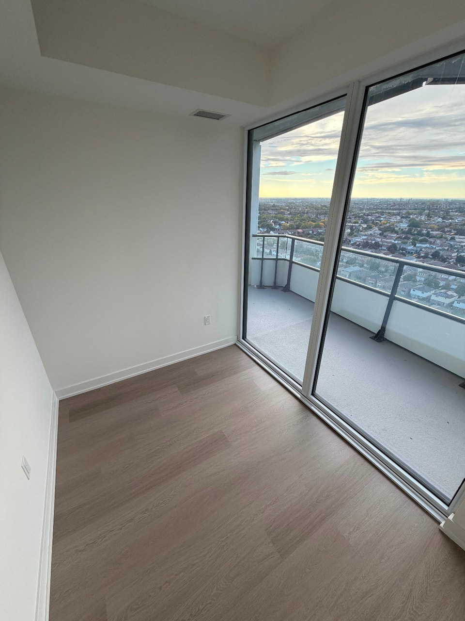 M CITY 3 Brand New Never Lived in 3 Bedroom Corner Unit. Oct 1st 5
